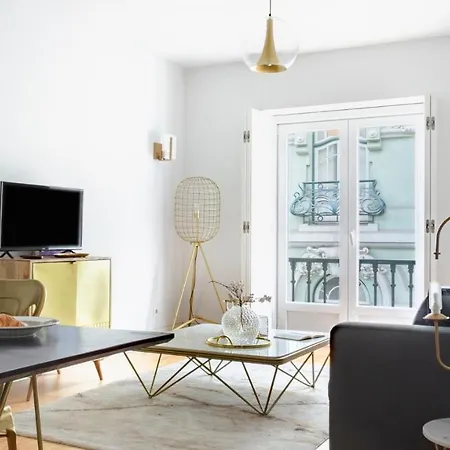 Plum Guide - Gilt Rose Lisboa