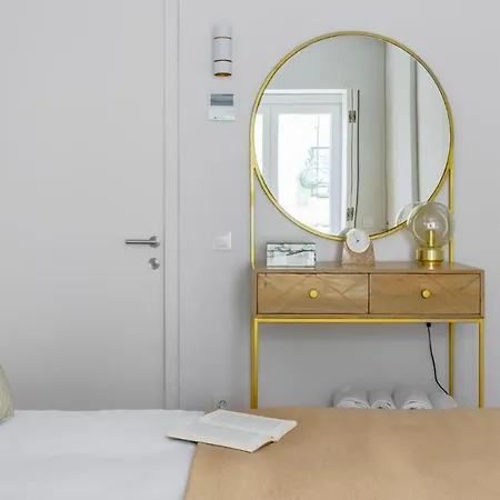 Plum Guide - Gilt Rose Lisboa