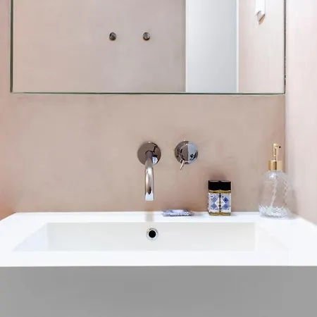 Plum Guide - Gilt Rose Lisboa